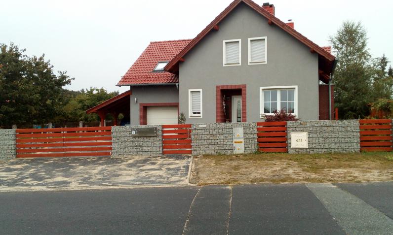 projekt ogrodzenia z kamienia i drewna