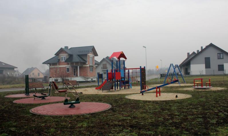 plac zabaw i siłownia zewnętrzna Ujazd